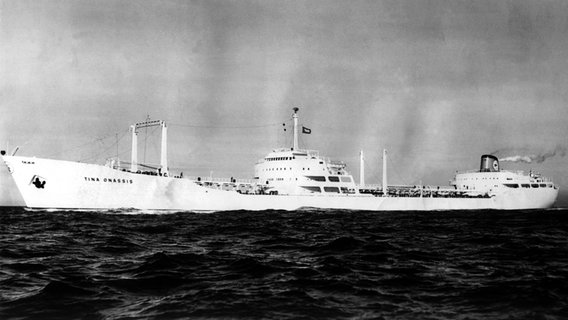 Der Tanker "Tina Onassis" des griechischen Reeders A. Onassis vor seiner Jungfernfahrt im Jahr 1953. © picture-alliance / dpa Foto: dpa