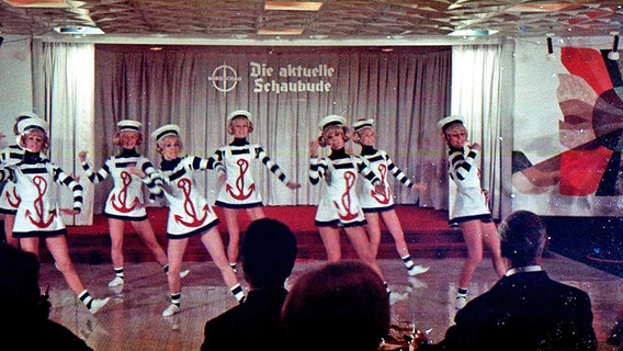 Tanzgruppe der "Aktuellen Schaubude" auf der Bühne des Passagierschiffs "Hamburg" im Jahr 1969. © Uwe Noack 