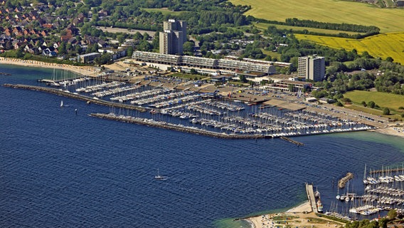 Kiel-Schilksee mit Olympiazentrum und Hafen 1972. Kiel-Schilksee mit Olympiazentrum und Hafen 1972. © picture alliance / blickwinkel/Luftbild Bertram