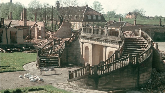 Eine Schwarzweiß-Fotografie von 1944 zeigt die Ruine des bei alliiertem Luftangriffen zerstörten Schlosses Herrenhausen in Hannover. © Historisches Museum Hannover 