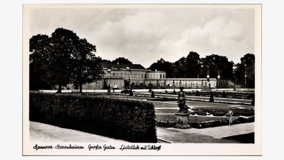 Eine Postkarte aus Hannover zeigt eine Schwarzweiß-Aufnahme von Schloss Herrenhausen mit Hakenkreuzflaggen im Jahr 1935. © picture alliance | arkivi 