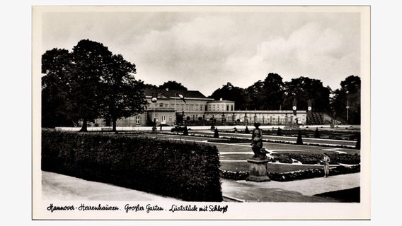 Eine Postkarte aus Hannover zeigt eine Schwarzweiß-Aufnahme von Schloss Herrenhausen mit Hakenkreuzflaggen im Jahr 1935. Eine Postkarte aus Hannover zeigt eine Schwarzweiß-Aufnahme von Schloss Herrenhausen mit Hakenkreuzflaggen im Jahr 1935. © picture alliance | arkivi