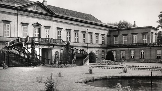 Eine historische Zeichnung zeigt Schloss Herrenhausen vor der Zerstörung 1943. © Historisches Museum Hannover 