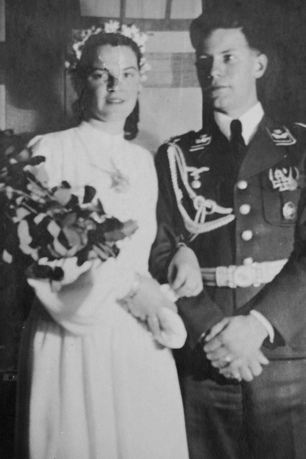 Hochzeitsfoto von Loki und Helmut Schmidt © Privatarchiv Helmut Schmidt der Helmut und Loki Schmidt-Stiftung Foto: -