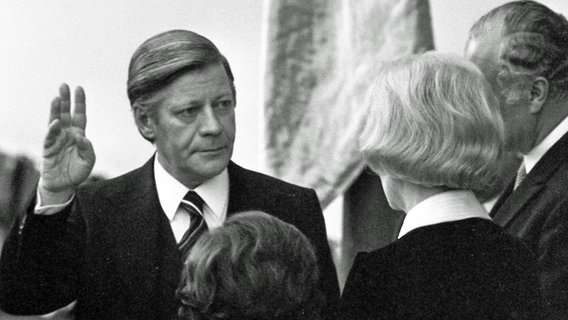 Helmut Schmidt bei seiner Vereidigung zum Bundeskanzler im Mai 1974 im Bundestag. © picture alliance Foto: Sven Simon