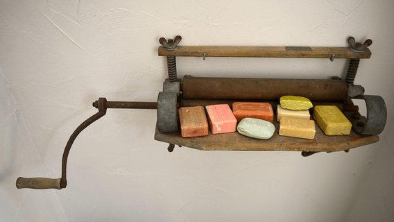 Seifenstücke auf einem Regal im polnischen Musuem of Soap and History of Dirt © picture alliance / PAP Foto: Tytus Zmijewski