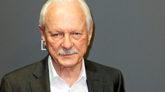 Wolfgang Sielaff im September 2020 bei der Premiere des ARD-Dreiteilers "Das Geheimnis des Totenwaldes" auf dem 28. Filmfest Hamburg. Wolfgang Sielaff im September 2020 bei der Premiere des ARD-Dreiteilers "Das Geheimnis des Totenwaldes" auf dem 28. Filmfest Hamburg. © picture alliance / Geisler-Fotopress Foto: Christopher Tamcke / Geisler-Fotopress