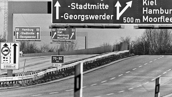 Der sonst stark befahrene BAB-Abzweiger kurz vor Hamburg ist während des Fahrverbotes am 25. November 1973 wie ausgestorben. Wegen der anhaltenden Ölkrise wurde an diesem Tag zum ersten Mal in Deutschland ein sonntägliches Fahrverbot verhängt. Weitere Sonntagsfahrverbote folgten am 2. und 9. Dezember 1973. © picture alliance / Werner Baum Foto: Werner Baum