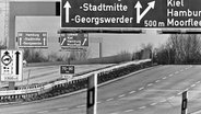 Der sonst stark befahrene BAB-Abzweiger kurz vor Hamburg ist während des Fahrverbotes am 25. November 1973 wie ausgestorben. Wegen der anhaltenden Ölkrise wurde an diesem Tag zum ersten Mal in Deutschland ein sonntägliches Fahrverbot verhängt. Weitere Sonntagsfahrverbote folgten am 2. und 9. Dezember 1973. © picture alliance / Werner Baum Foto: Werner Baum