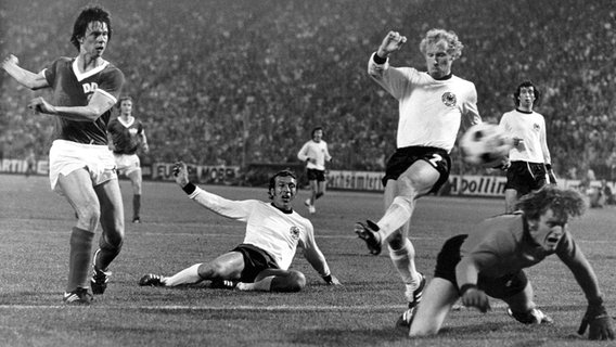 Torszene im WM-Spiel zwischen der DDR und der Bundesrepublik 1974: Jürgen Sparwasser (l.) erzielt das 1:0 für die DDR. © dpa - Sportreport Foto: Witschel