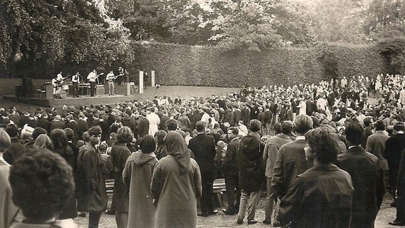 Stadtpark-Bühne im Sommer 1964 mit Mama Bettys Band. © Karsten Jahnke Konzertdirektion 