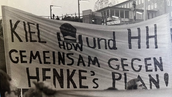 Ein Transparent, 1982/83 von Hans-Ulrich Stangen aus Kiel gemalt, als Protest gegen die beabsichtigte Schließung des Werkes HDW-Ross. Henke war der damalige Vorstandsvorsitzende. © privat 