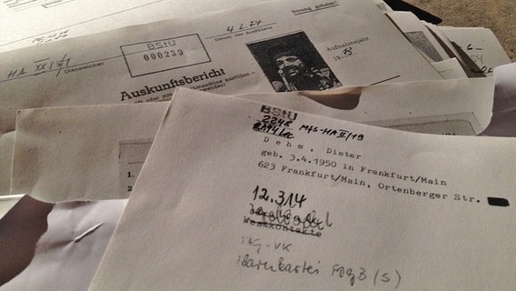 Teile der Akte, die die Stasi-Unterlagen-Behörde zu Diether Dehm führt. © NDR Foto: Josy Wübben