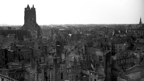Blick auf die zerstörte Stadt Stettin, links die Kathedrale St. Jakob. © Fortepan / Bogdan Celichowski Foto: Fortepan / Bogdan Celichowski