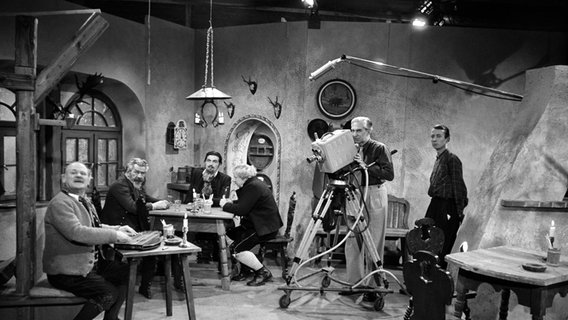 Szene aus dem Fernsehspiel "Stille Nacht, heilige Nacht", das am 25. 12.1952 von 20.10 bis 20.45 Uhr gesendet wurde. Szene aus dem Fernsehspiel "Stille Nacht, heilige Nacht", das am 25. 12.1952 von 20.10 bis 20.45 Uhr gesendet wurde. © NDR