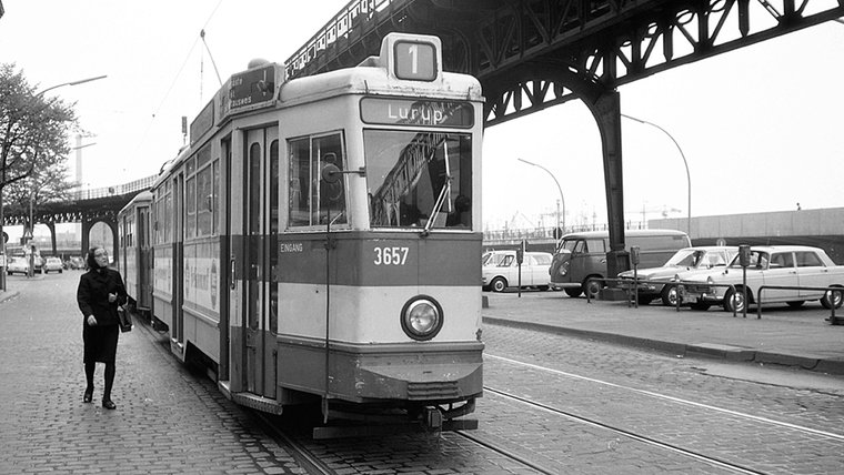 Eine Straßenbahn hält am Johannisbollwerk (1970). © K. H. Wahgel Foto: K. H. Wahgel