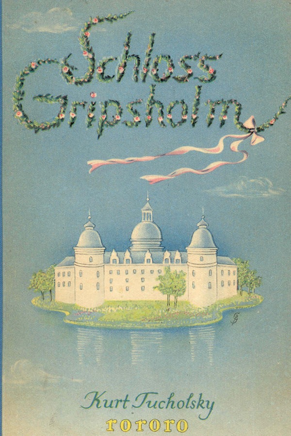 Das Taschenbuch "Schloss Gripsholm" von Kurt Tucholsky liegt auf einem Tisch. © Rowohlt Verlag 