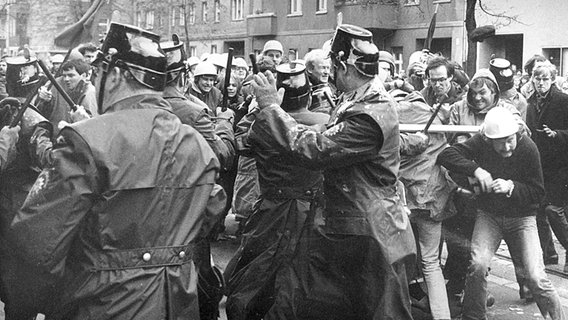 Gewaltsame Auseinandersetzung zwischen Demonstranten und Polizei vor dem Landgericht Berlin am Tegeler Weg am 4. November 1968. © picture-alliance/ dpa Foto: Chris Hoffmann