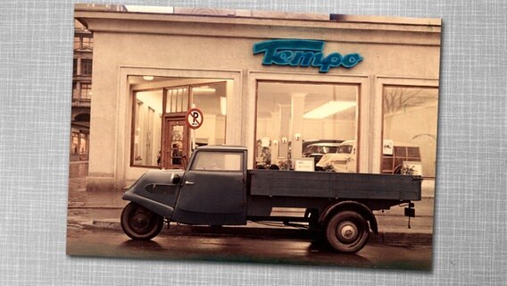 Dieser Tempo Hanseat, gebaut als Pritschenwagen, steht circa 1949 vor dem Tempo-Ausstellungsraum am Hamburger Ballindamm. © Tempo/Daimler/Museum der Arbeit, Hamburg 