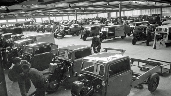 Hier im Harburger Werk werden die Tempo-Fahrzeuge montiert. Man erkennt die verschiedenen Aufbauten (Aufnahme um 1937). © Daimler 