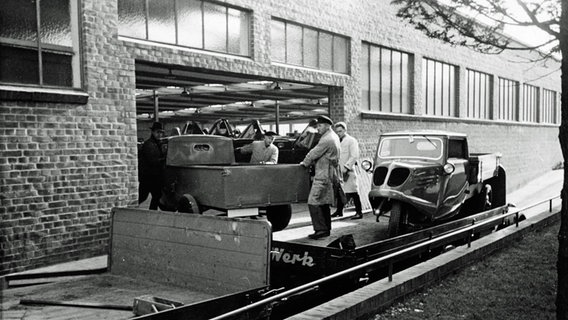 Tempo-Werk in Hamburg-Harburg: Beim Verladen der fertigen Fahrzeuge ist die Muskelkraft mehrere Männer erforderlich. © Daimler 