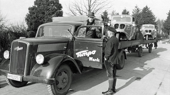Tempo-Werk in Hamburg-Harburg: Auf einen Opel Blitz werden um das Jahr 1937 zwei Tempo-Wagen geladen. © Daimler 