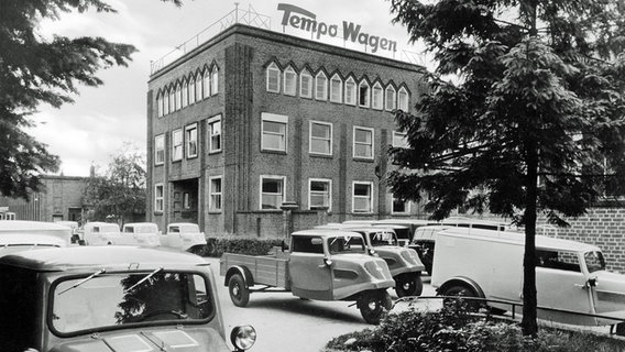 So sieht das Tempo-Werk in Harburg im Jahr 1949 aus. Der Hof ist gut gefüllt mit den Autos aus eigener Fabrikation. © Daimler 