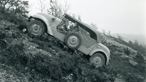 Das ist der Tempo G1200. Von 1936 bis 1943 werden 1.335 Exemplare gebaut. Der geländegängige Wagen mit Allrad ist nicht nur für die Forst- und Landwirtschaft interessant, sondern auch fürs Militär. © Daimler 