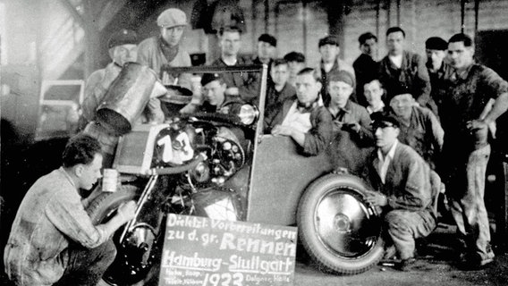 Neben der harten körperlichen Arbeit ist aber auch mal Zeit für ein lockeres Gruppenbild, zu dem sich die Mitarbeiter 1933 am Wandsbeker Standort des Tempe-Werks versammelt haben. © Daimler 