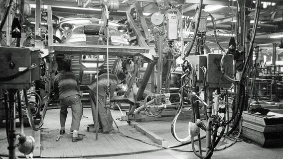 Die Fertigung im Tempo-Werk in Hamburg-Harburg in den 1960er-Jahren: Diese beiden Arbeiter kümmern sich um einen vierrädrigen Matador E (Aufnahme ungefähr zwischen 1963 und 1967). © Daimler 
