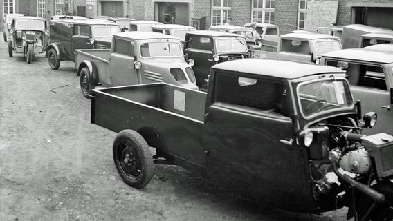 Die Tempo-Fahrzeuge, die hier auf dem Hof in Harburg stehen, sind zum Teil noch nicht fertig montiert. (Aufnahme etwa 1936/1937) © Daimler 