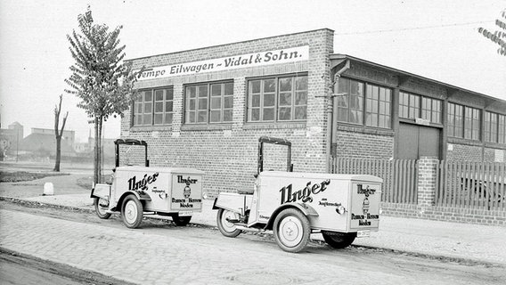 Das ist der Standort der Firma Vidal & Sohn in Hamburg-Wandsbek. Davor stehen zwei Tempo-Wagen aus der T-Baureihe mit Frontladefläche. Die Aufnahme stammt aus der Zeit zwischen 1929 und 1934. © Daimler 