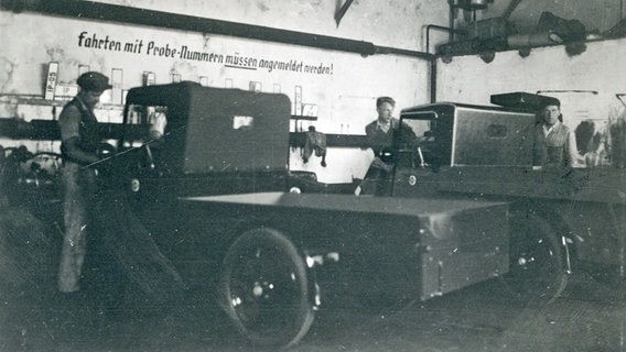 Tempo-Werk: Diese Mitarbeiter montieren Front-6-Wagen von Tempo (Aufnahme zwischen 1933 und 1935). © Daimler 