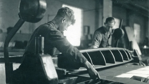 Tempo-Werk: Dieses Foto zeigt die Mitarbeiter an ihrem Arbeitsplatz in Hamburg-Wandsbek - etwa im Jahr 1933/1934. © Daimler 