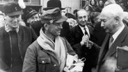 Am 18. Oktober 1955 begrüßt Theodor Heuss die aus der der Sowjetunion heimgekehrten Zivilinternierte und ehemalige Soldaten im  Grenzdurchgangslager Friedland . © dpa - Bildfunk Foto: dpa