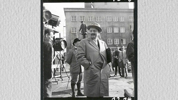 Filmproduzent Gyula Trebitsch bei den Dreharbeiten zum Film "Der Hauptmann von Köpenick" 1956. © Studio Hamburg/NDR 