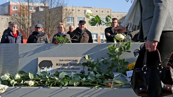 Am Mahnmal zum Gedenken an Mehmet Turgut werden Blumen abgelegt. © picture alliance / dpa Foto: Axel Heimken