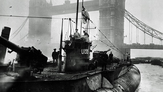 Der deutsche Unterseekreutzer U 155 fährt 1919 auf der Themse auf die Tower Bridge zu. Der deutsche Unterseekreutzer U 155 fährt 1919 auf der Themse auf die Tower Bridge zu. © National Maritime Museum