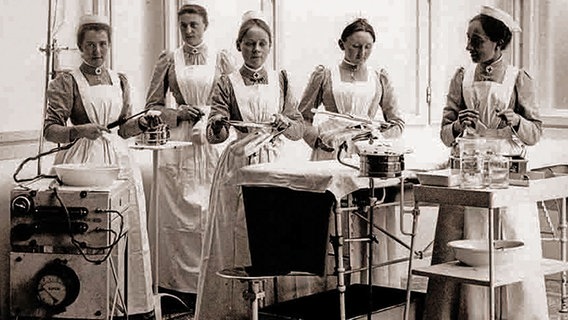 Fünf Krankenschwestern mit Operationsbesteck © UKE 