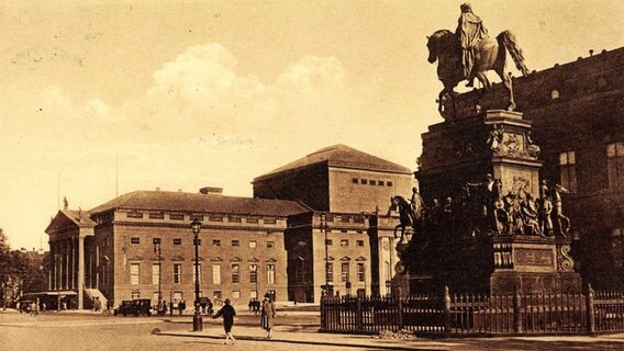 Denkmal von Friedrich dem Großen mit der Oper Unter den Linden in Berlin. Aufnahme von 1928. © picture alliance / arkivi 