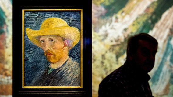 Ein Mann läuft 2014 an dem Bild "Selbstporträt mit Strohhut" von Vincent van Gogh im Van Gogh Museum in Amsterdam vorbei. © picture alliance / dpa Foto: Koen Van Weel