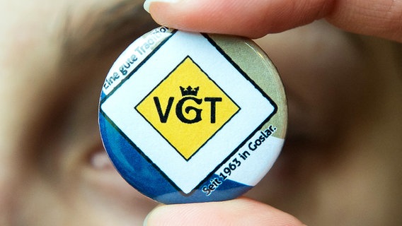 Ansteck-Plakette mit der Aufschrift "VGT. Eine gute Tradition. Seit 1963 in Goslar". Ansteck-Plakette mit der Aufschrift "VGT. Eine gute Tradition. Seit 1963 in Goslar". © picture alliance / Swen Pförtner/dpa Foto: Swen Pförtner