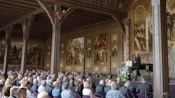 Ansgar Staudinger, Präsident des Deutschen Verkehrsgerichtstages, spricht am 2022 im Kaisersaal der Kaiserpfalz bei der Eröffnung zum 60. Deutschen Verkehrsgerichtstag. Ansgar Staudinger, Präsident des Deutschen Verkehrsgerichtstages, spricht am 2022 im Kaisersaal der Kaiserpfalz bei der Eröffnung zum 60. Deutschen Verkehrsgerichtstag. © picture alliance/dpa Foto: Swen Pförtner