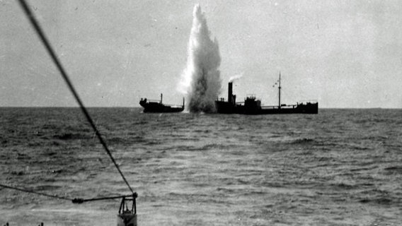 Ein deutsches U-Boot versenkt am 7. April 1917 das britische Handelsschiff "Maplewood" im Mittelmeer. © Bundesarchiv Bild 102-00159 