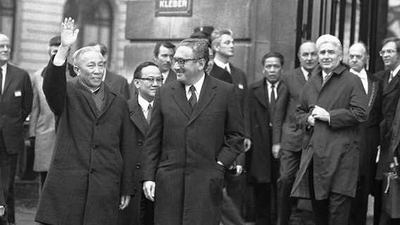 Henry Kissinger und Le Duc Tho nach Friedensverhandlungen im Vietnamkrieg in Paris im Januar 1973. © picture alliance / ASSOCIATED PRESS 