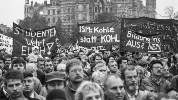 Proteste bei einer Wahlkampfveranstaltung von Bundeskanzler Helmut Kohl (CDU) zur Bundestagswahl 1990 in Schwerin. © picture alliance/dpa Foto: Stefan Hesse