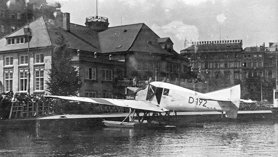 Wasserflugzeug F 13 D-192 am Alsterpavillon auf der Binnenalster in Hamburg, undatierte Aufnahme. © Deutsches Museum/ Junkers-Archiv 
