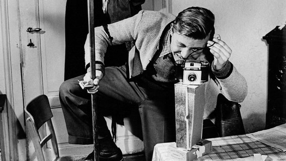 Ein Hobby-Photograph mit selbst gebasteltem Blitz in den 1950er-Jahren in Aktion. © picture alliance / Oscar Poss Foto: Oscar Poss