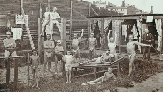 Mitglieder vom Verein für naturgemäße Gesundheitspflege in Schwerin 1906 beim Luftbaden Mitglieder vom Verein für naturgemäße Gesundheitspflege in Schwerin 1906 beim Luftbaden © Stadtarchiv Schwerin