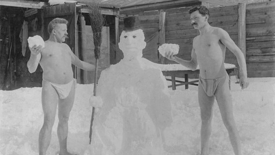 Zwei Mitglieder vom Verein für naturgemäße Gesundheitspflege in Schwerin im Winter 1911/12 bauen einen Schneemann Zwei Mitglieder vom Verein für naturgemäße Gesundheitspflege in Schwerin im Winter 1911/12 bauen einen Schneemann © Stadtarchiv Schwerin